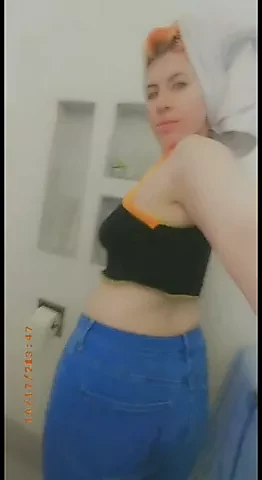 Kız yeni duş aldı