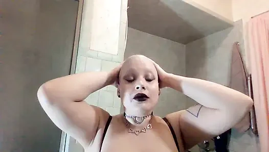 Haarlose buzzcut schlampe wird total kahl und kommt hart