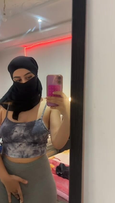 Hijab freak can't stop masturbating her Arab pussy & abusing her horny clit on cam