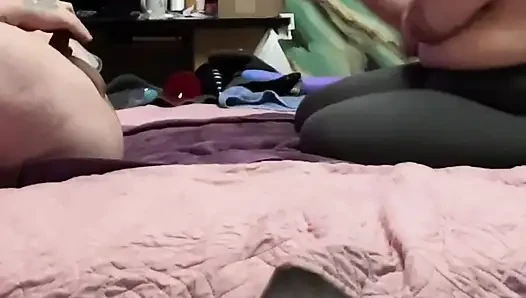 Fahişe sürtüğün yarağını emiyor ve aynı zamanda dildoyla götünü sikiyorum