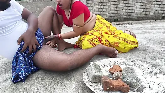 Schöne indische dorf-tante, heiße romantik Große möpse drücken und muschi ficken auf dem dach