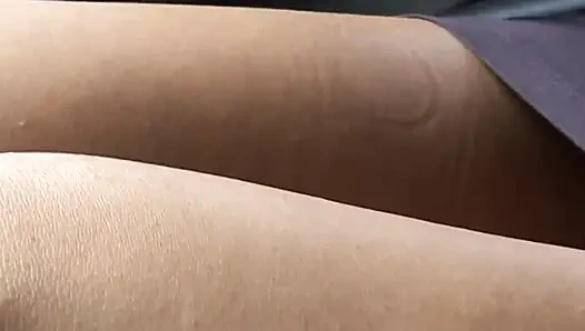 Tante hot lagi asik fingering memeknya di bangku taman