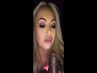 优雅的金发女郎承认她需要丰满的大黑屌才能把它吸干