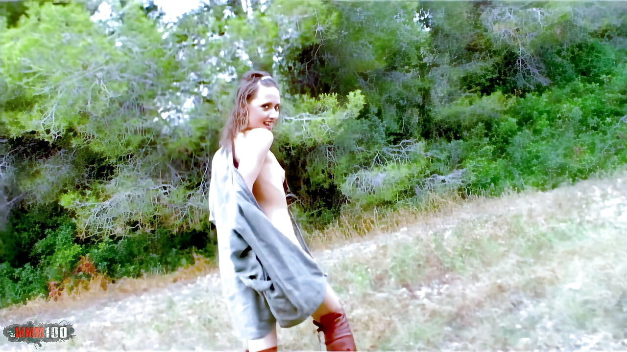 Moana Mendez: Sexy Hot Teen in the Forest Spreading Her Pussy