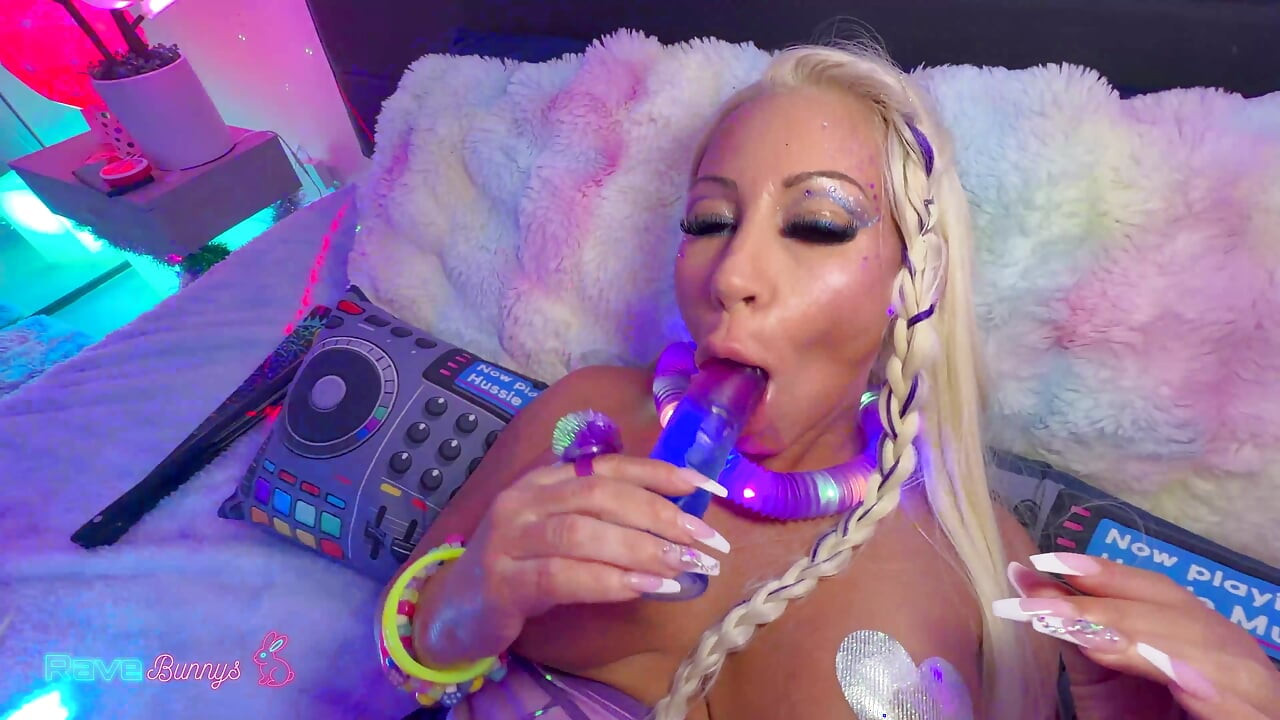 Rave Bimbo Pamela Sanderson’s Ass Gets Spread And Filled By Hussie!