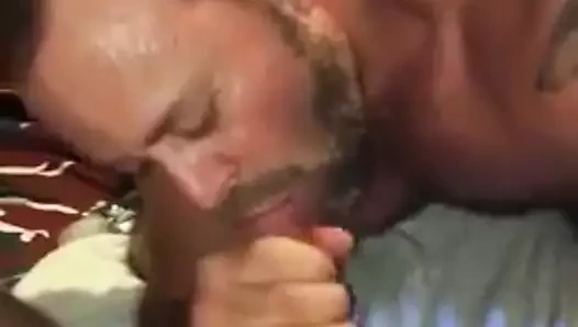 Arkadaşını bir profesyonel gibi esiyor