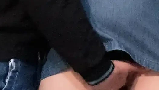 Yabancı eteğin altında külotuma dokunuyor - halka açık edepsiz eller