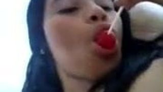 Piruleta masturbándose y lamiendo