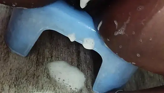 Hintli kadın camra'da banyo yapıyor