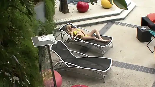 Молодая блондинка соблазняет большой зрелый член