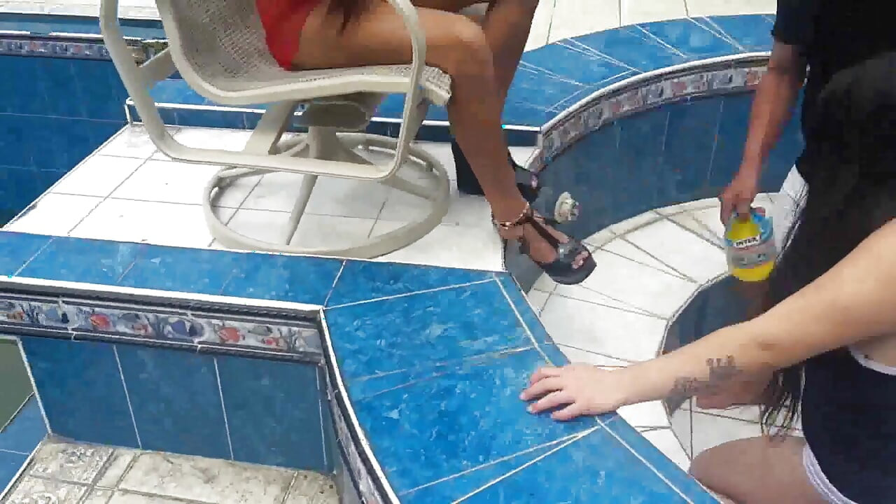 Pemujaan sepatu untuk mereka berdua