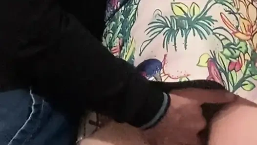 Seltsame perverse fingerte MILF in der U-Bahn