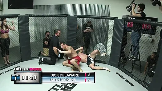 Сексуальная сучка и мускулистый чувак отлично проводят время на ринге