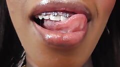 Chica negra fetiche con frenillo de dientes!