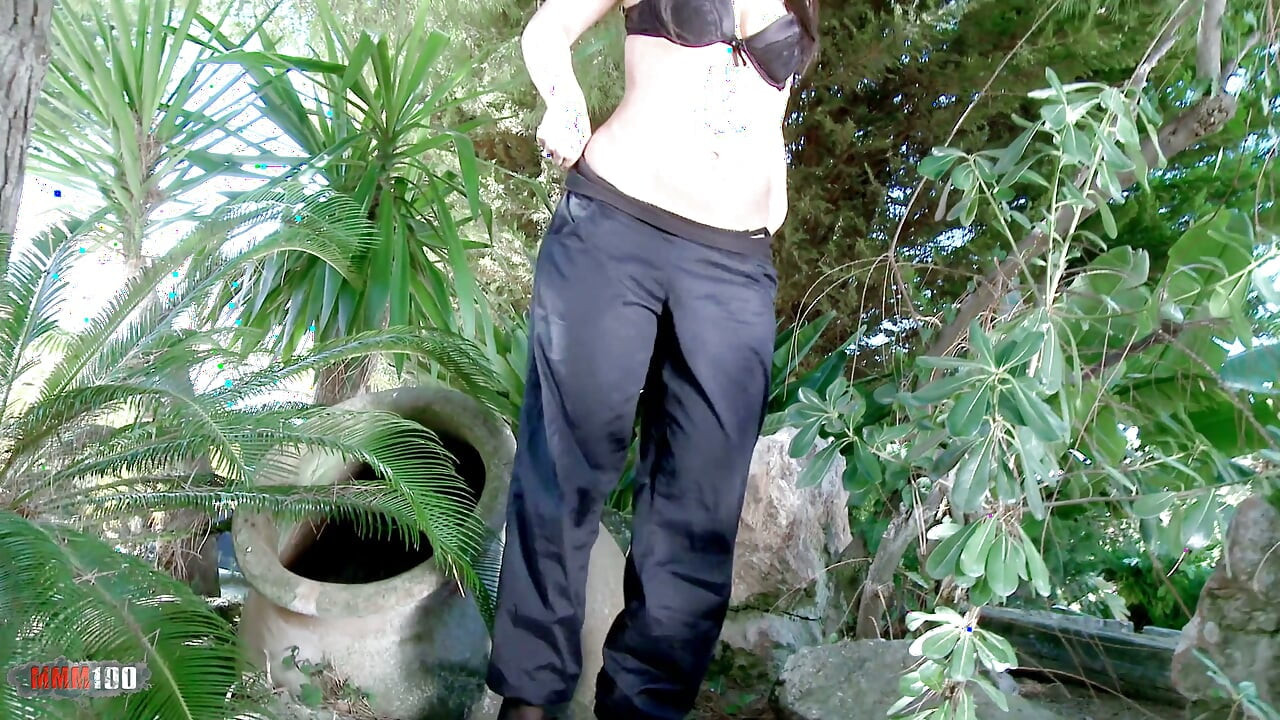 Tania Berry Ładna brunetka z dużymi Tania Berry Stripping