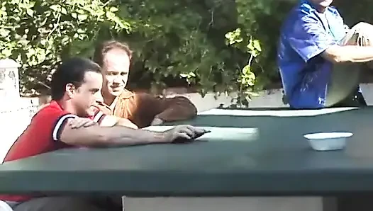 Geile schwarzhaarige schönheit lutscht und fickt vier männer am pool