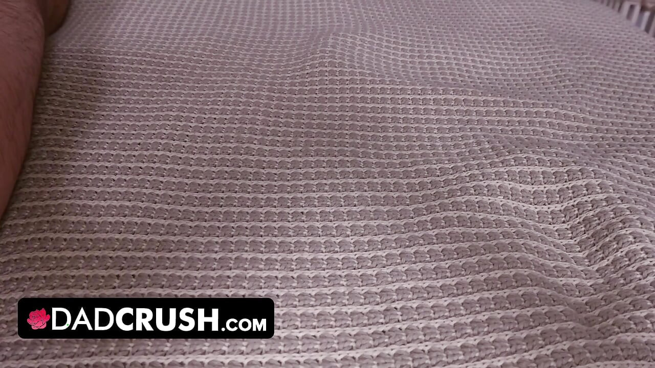 Dadcrush - gata sexy tira a roupa para lavar a roupa recebe sua vulva apertada perfurada