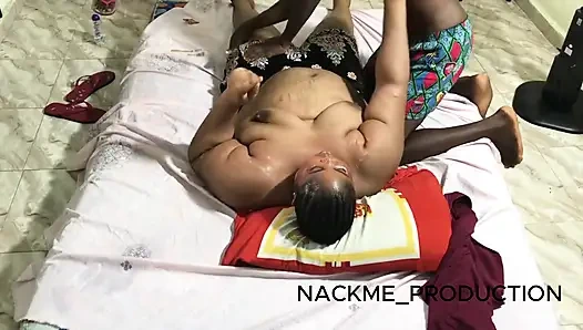 Модели-мужчины просто не могут это поднять в любительском видео