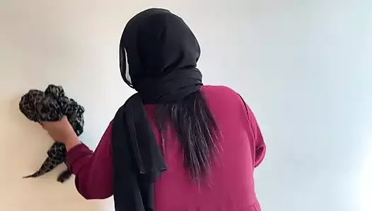 Branchement en hijab - une soubrette musulmane pulpeuse se fait baiser par le propriétaire en nettoyant sa chambre (une soubrette à gros cul se fait baiser en Arabie saoudite)