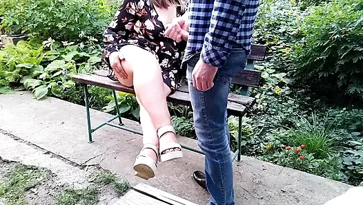 Stiefsohn kommt auf die nackten beine der stiefmutter