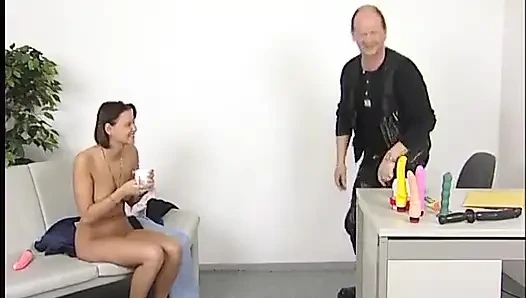 Худенькие милфы получают жесткий трах с дилдо после траха киски пальцами