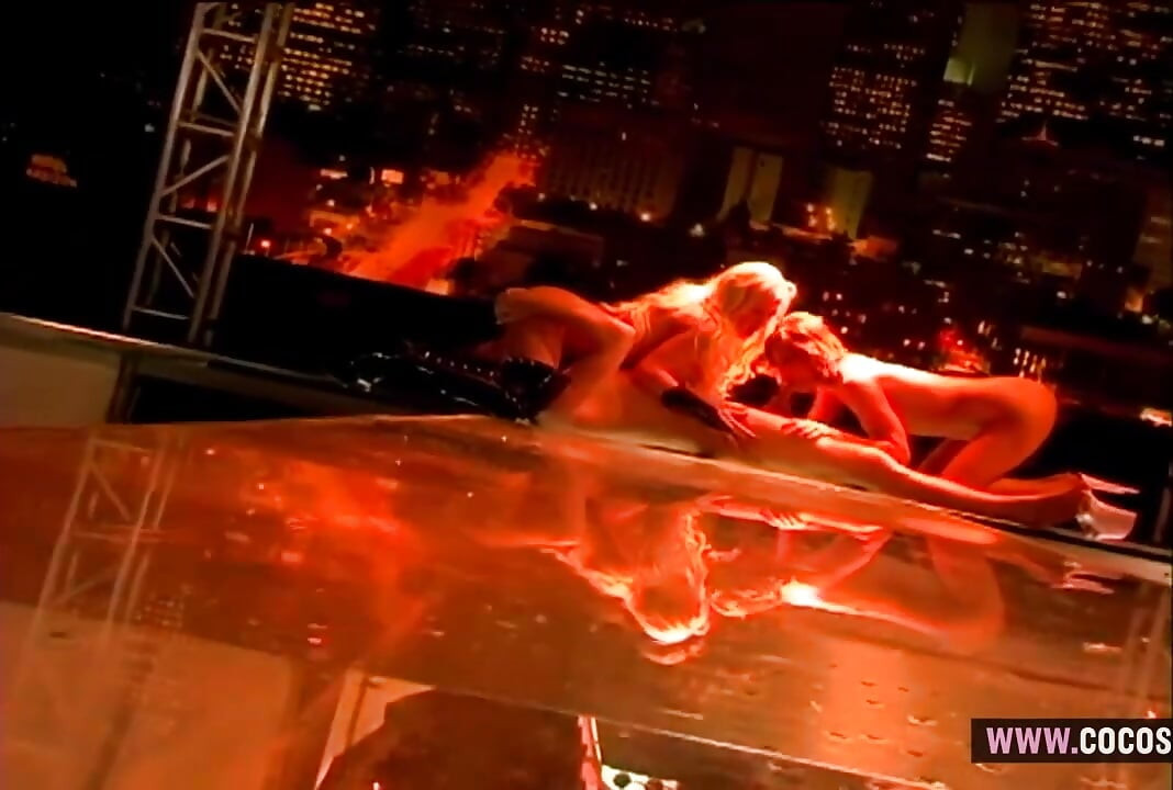 Spectacol erotic de scenă de noapte cu roșcată blondă și