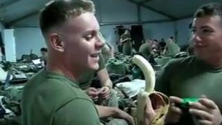 Str8 leuk spel - soldaat deepthroat een banaan