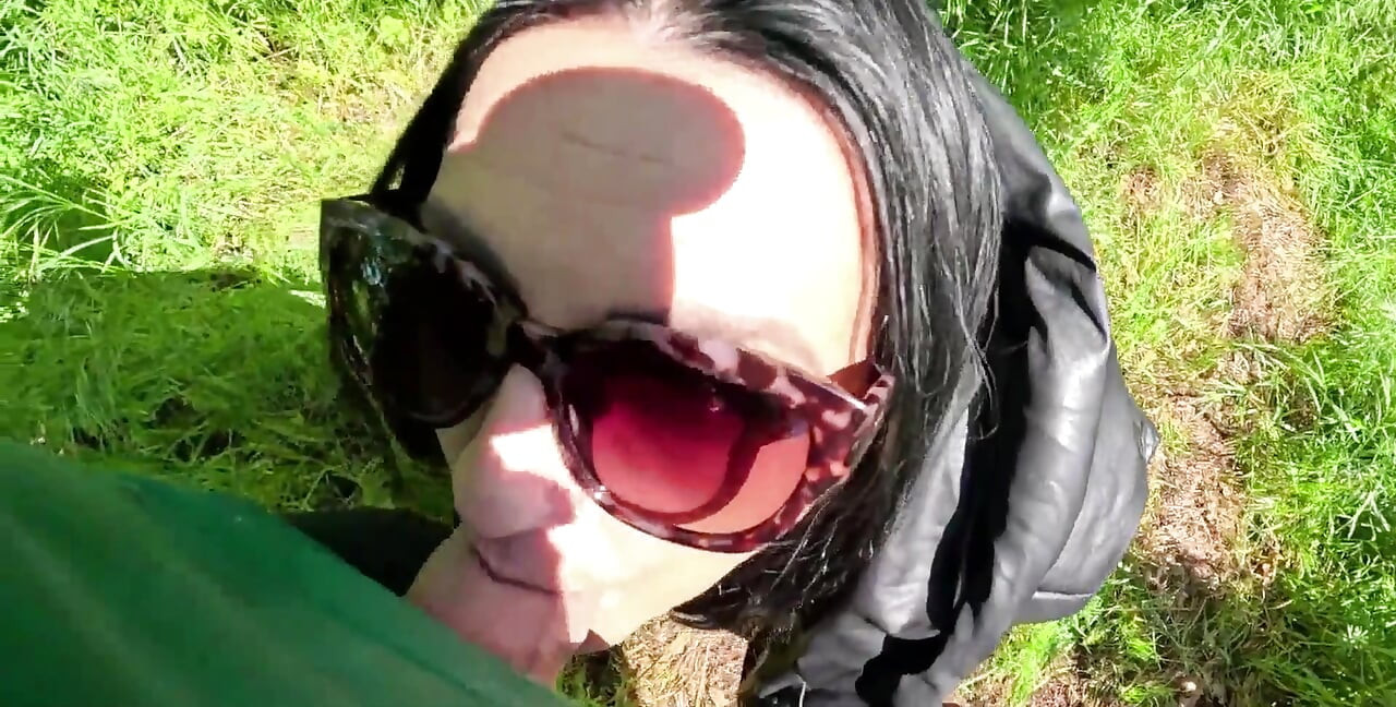 Gorge profonde en plein air, facefucking brutal et éjaculation sur ma camisole
