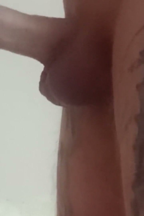 Elle taille une pipe profonde et se fait remplir la bouche de sperme n ° 6