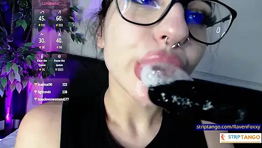 RavenFoxxy выглядит как неприятности и точно знает, как их использовать