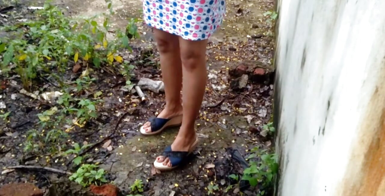 Bibi India desi nunjukin bokong gede, terus suaminya dateng buat ngentot di kamar mandi