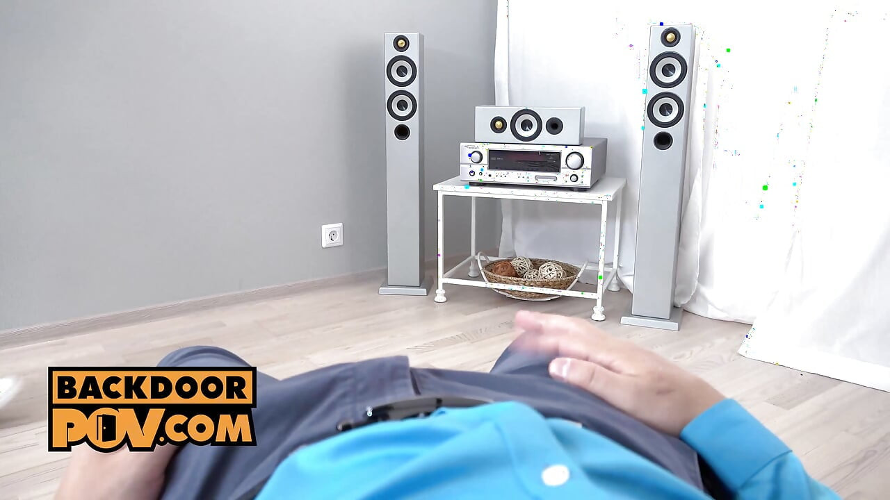 Rosto sikiş üçlüsü sırasında Henny Ssy'i amına sürtüyor