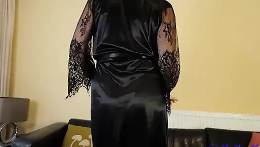 Saten ve lace negligee, seni etkilemek için giyinmiş