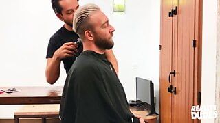 Aitor fornik 尝试给他的男友 manuel scalco 修剪毛发，但被一根被抽出的鸡巴打断了 - 现实中的男人