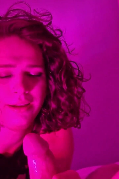 Muhteşem gotik t-kız pembe ışıkta sert sikiliyor ve döl yutuyor