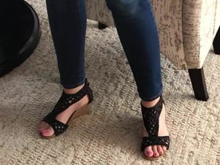 De perfecte voeten van schoonzus in sexy schoenen