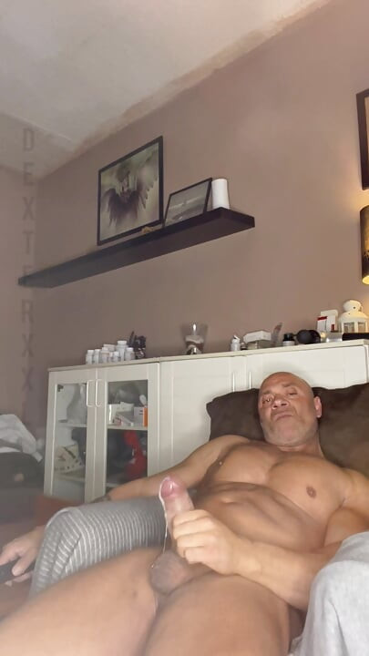 Bodybuilder papa trekt zich solo af