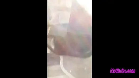 Nyllady fährt und revviert ihren Bravo in high heels stiefeln und schwarzen Ballettwohnungen