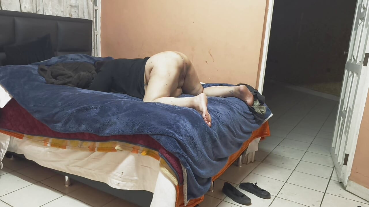 BENI SERT SIKTIR AMA KIMSEYE SÖYLEME! Arkadaşımın annesiyle seks yapıyorum