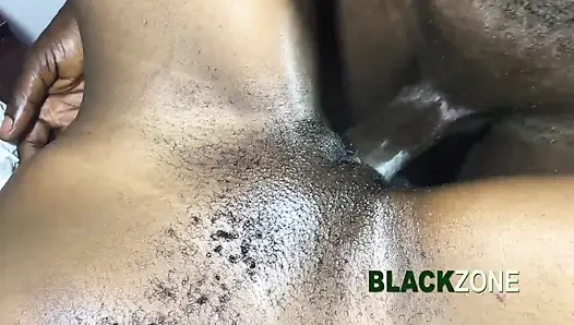 Afrikalı genç kız masada sikişiyor yakın çekim