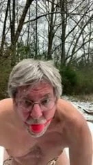 Fag James Leon plays in the snow