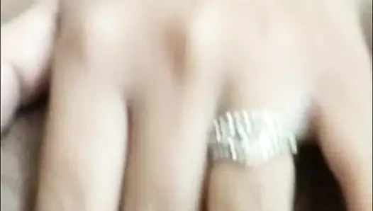 Hintli göğüslere bastırıyor ve amını parmaklıyor