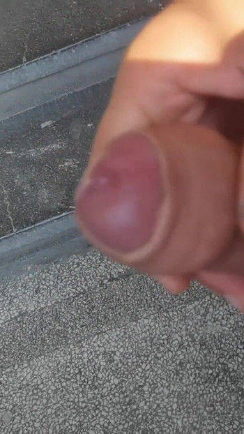 「Risky Cum In Front Of My Naughty Neighbor Door」の象徴的な瞬間