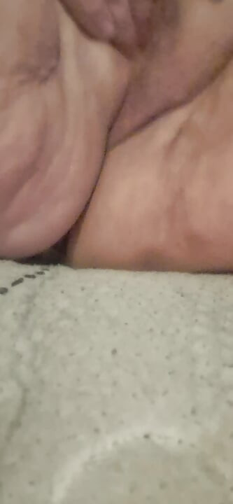 Edepsizce konuşan orta yaşlı seksi ev hanımı amcığıyla oynuyor