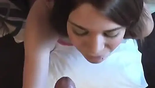 Zar zor reşit esmer daphne Tom'un sikişlerini emiyor ve sikiyor