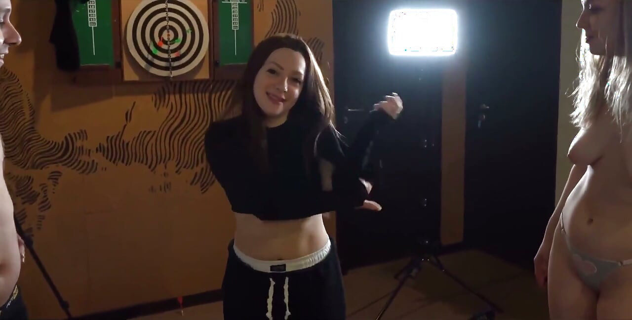 ¡La transmisión de strip-pong con estrellas argentinas se calienta! Knock Knock Club