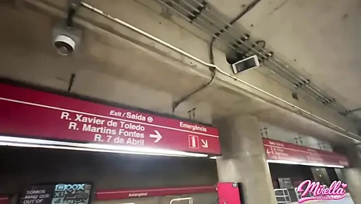 Ses işaretini görmeye dayanamıyor ve beni São Paulo metrosunun içine çekti