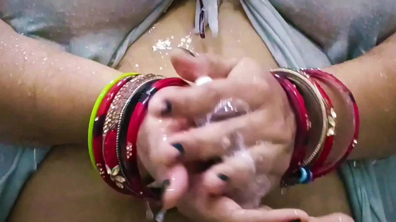 Sexy bhabhi want massage with aloevera and creame