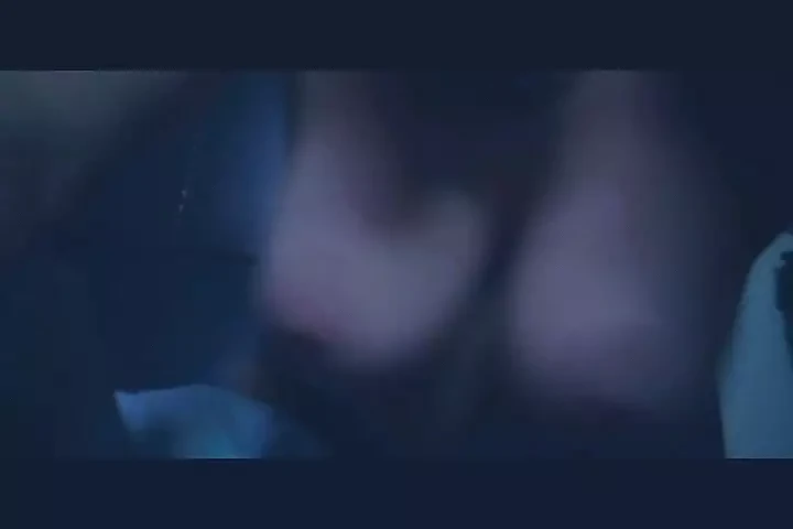 Κουνώντας μεγάλα γαμημένα βυζιά