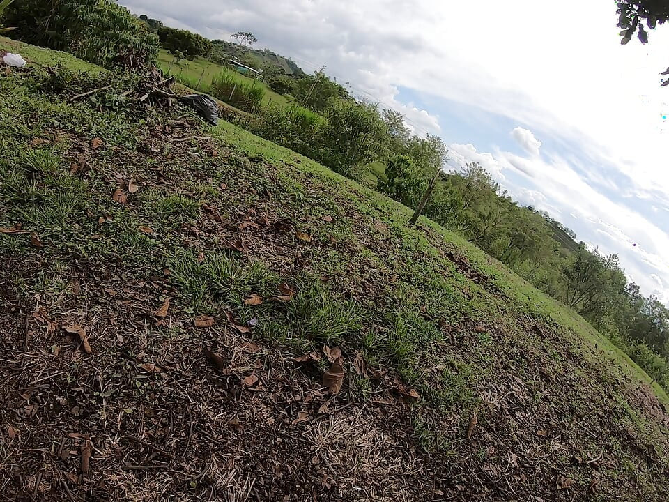 Sex în aer liber de Halloween cu două femei latino